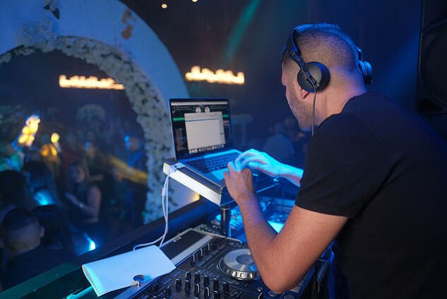 די גיי לחתונה-אלי רואש | תקליטן לחתונה מוביל בחיפה והקריות במחיר פצצה