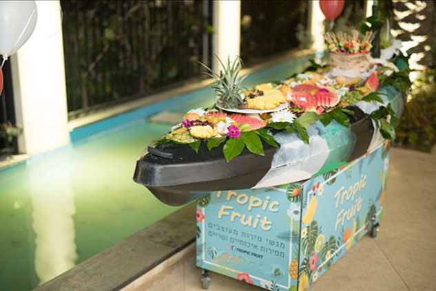 קייאק פירות פינוקים ואטרקציות לחתונה בשרון-Tropic fruit 